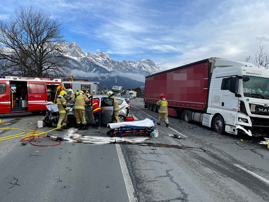 Schwerer Verkehrsunfall B311 - Freiwillige Feuerwehr Saalfelden